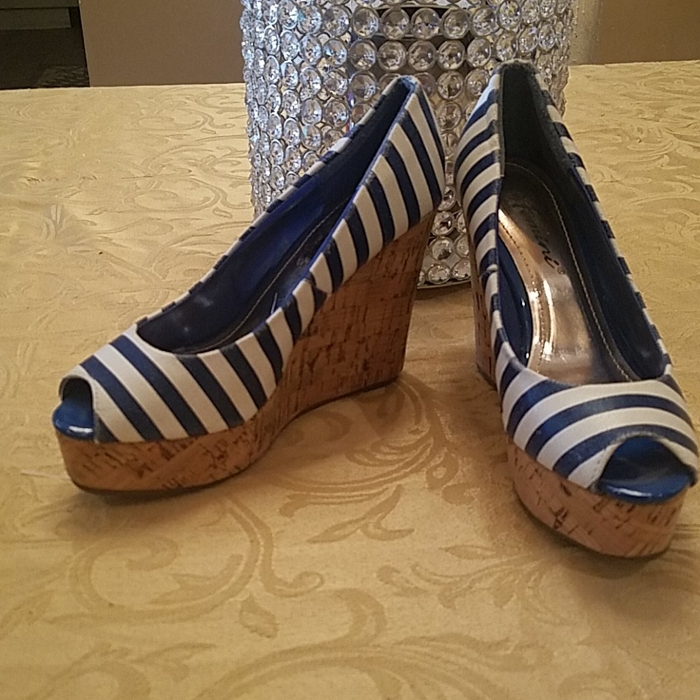 💎3/$25 Femini wedge vintage look blue and white.